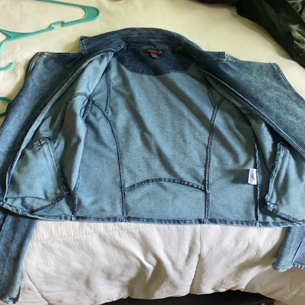 A Jean jacket - Picture 2 of 3